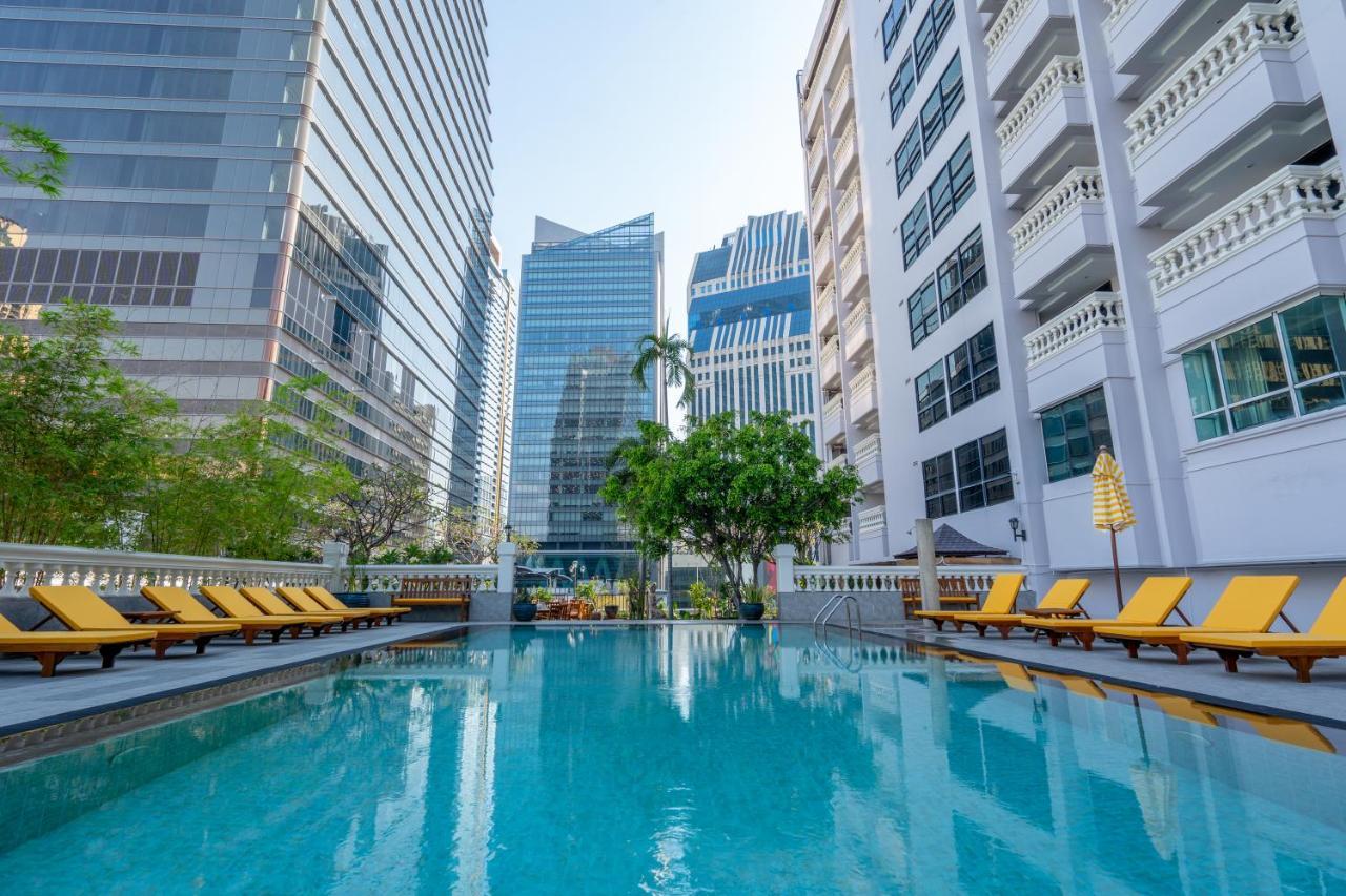 Nh Bangkok Sukhumvit Boulevard Eksteriør bilde The swimming pool at the hotel