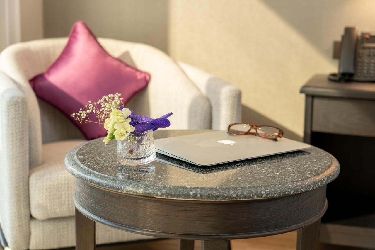 Nh Bangkok Sukhumvit Boulevard Eksteriør bilde A table with a granite top