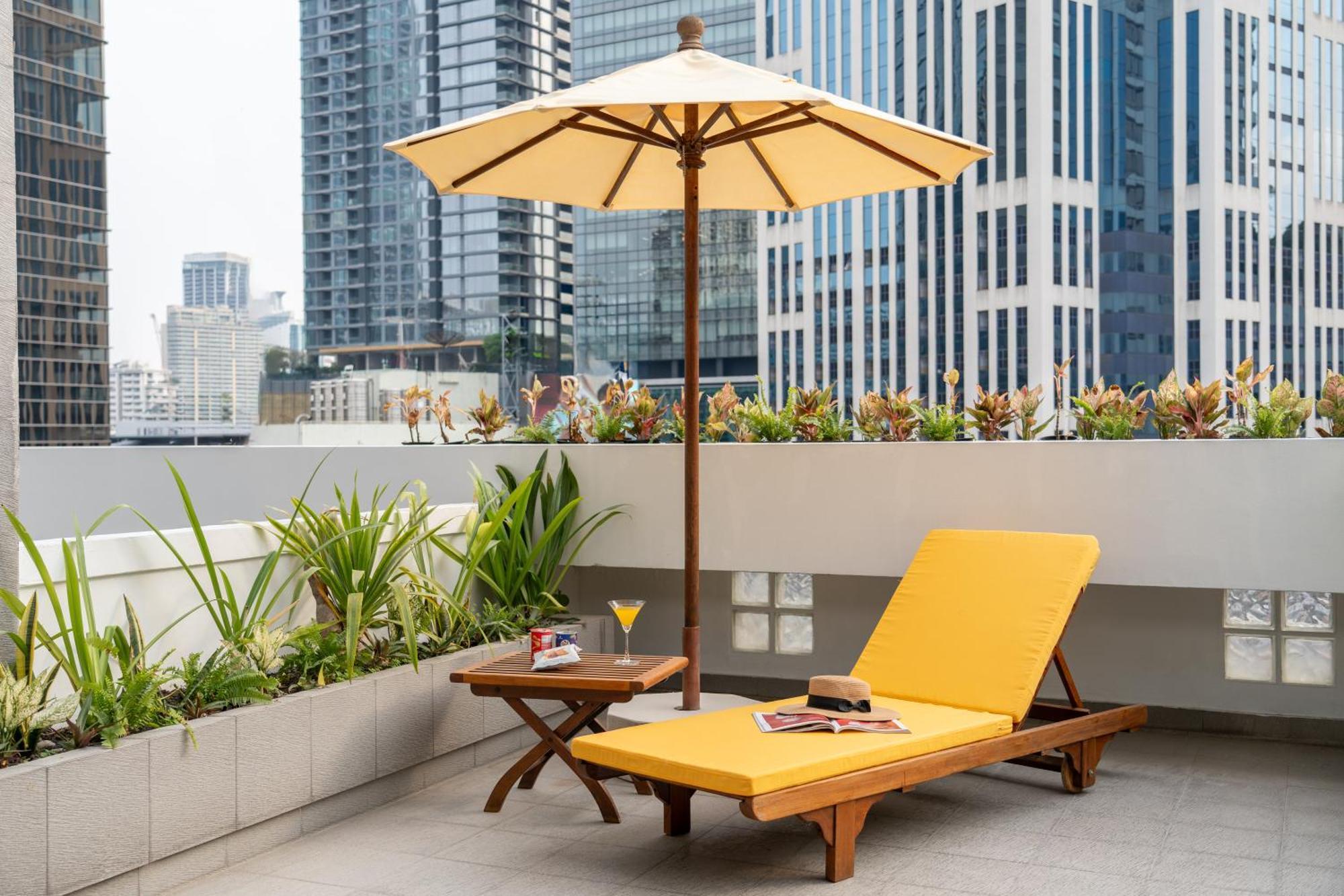 Nh Bangkok Sukhumvit Boulevard Eksteriør bilde A patio umbrella